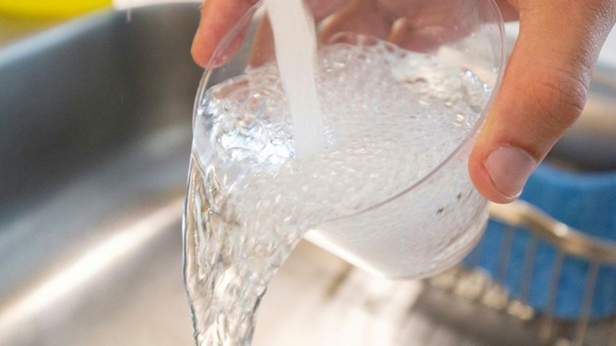 Microplastiques dans l'eau potable: risques encore faibles Microplastiques dans l'eau potable: risques encore faibles