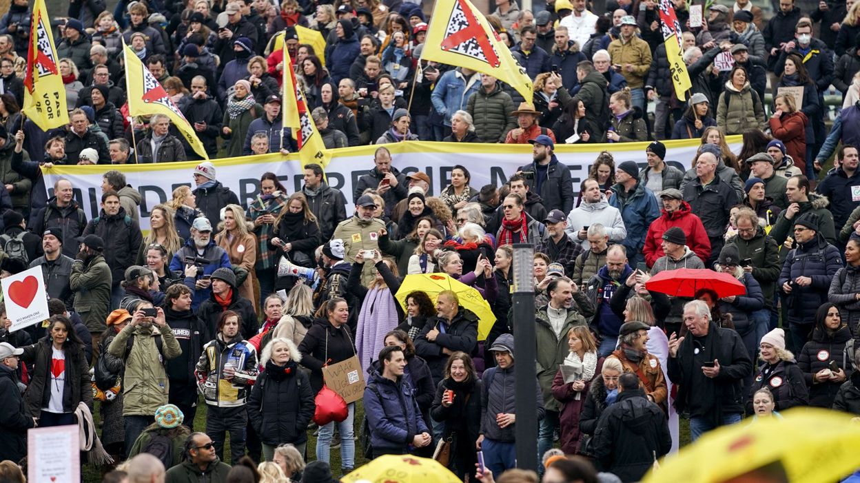 duizenden demonstranten verzamelden zich om het beheer van de pandemie aan de kaak te stellen