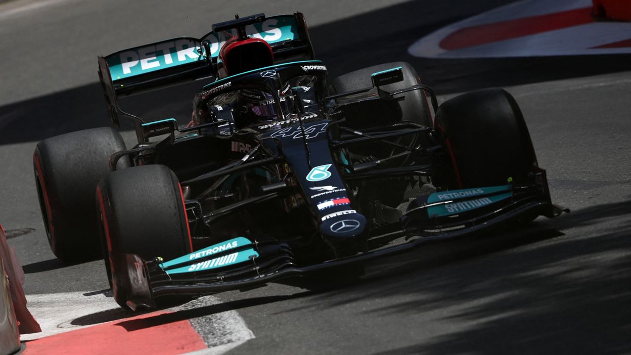 Sergio Pérez y Max Verstappen dominan la FP2, Mercedes y Lewis Hamilton en grandes problemas