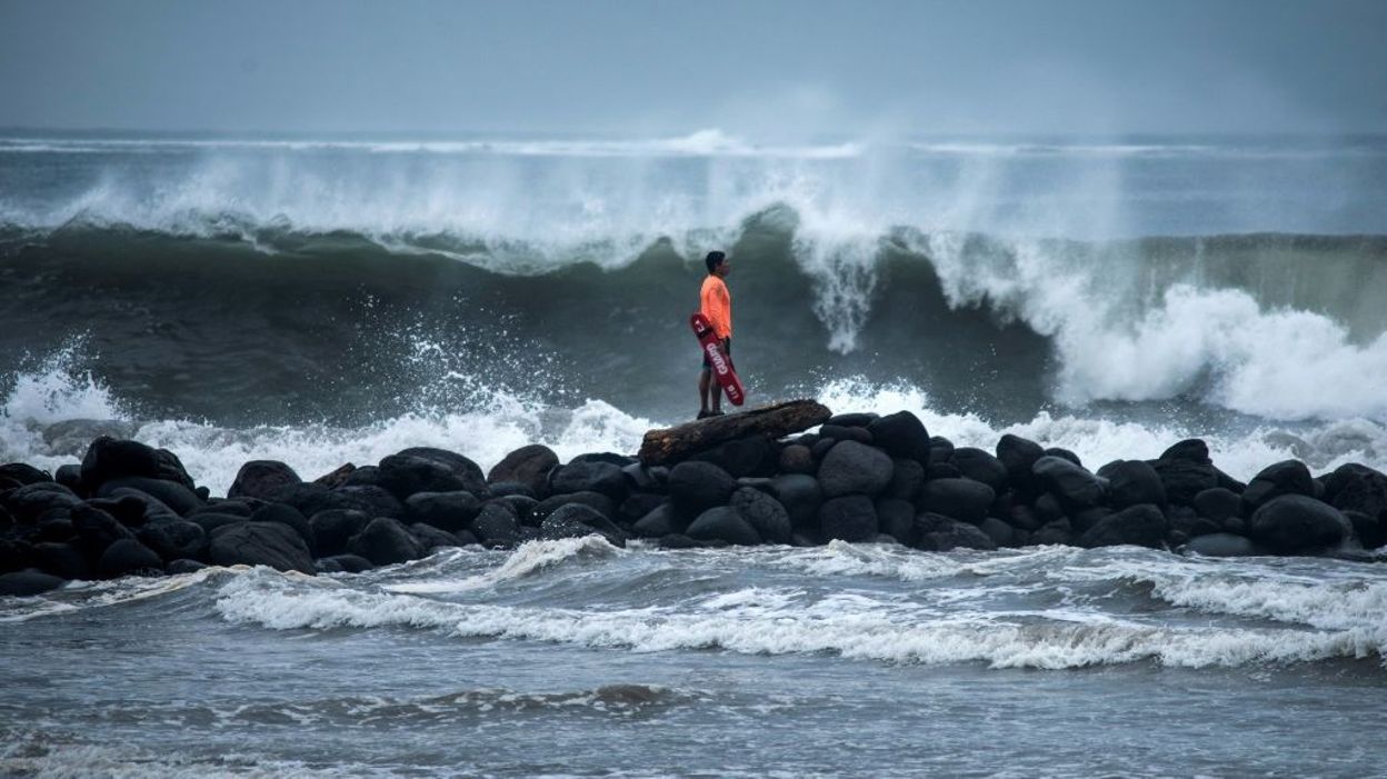 El huracán Grace se ha apoderado y golpea la costa de México