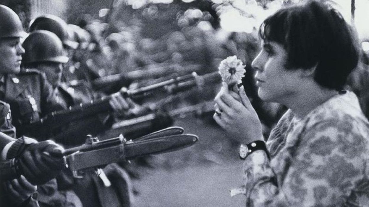 marc-riboud-la-fille-la-fleur