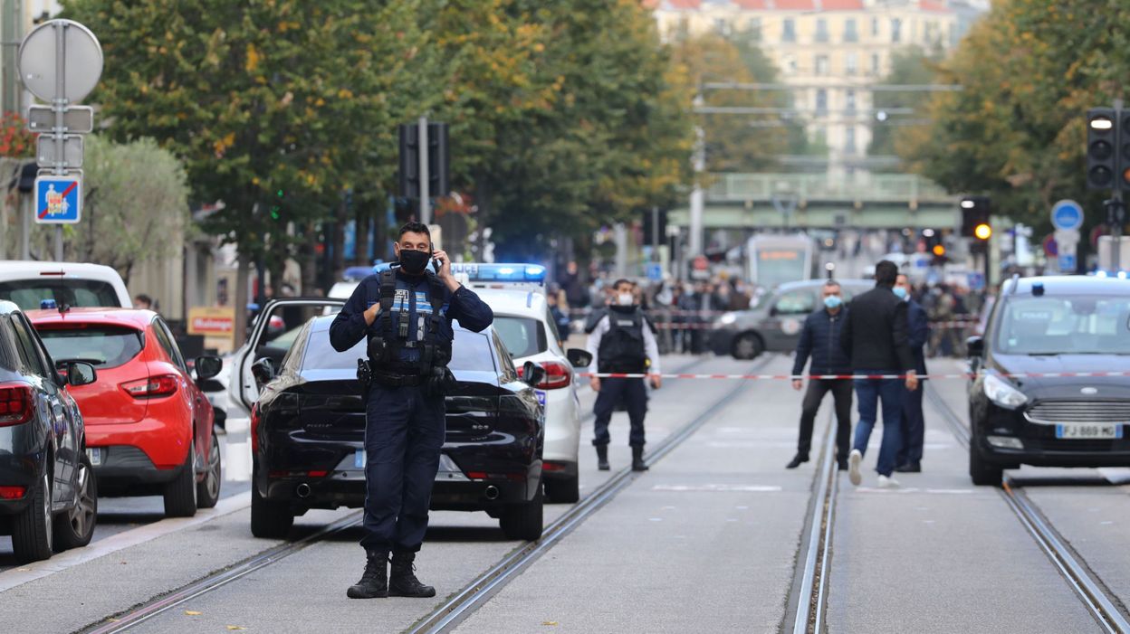 Attentat Nice Eglise Attaque terroriste à Nice : trois morts dans une église, la France en