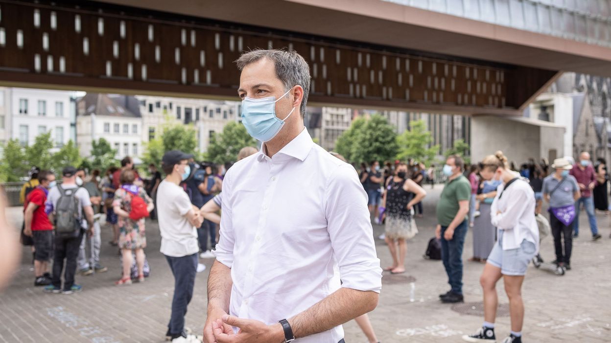 Veillee Silencieuse A Gand Pour L Ado Qui S Est Suicidee Apres Un Viol Collectif La Violence Envers Les Femmes Est Une Autre Pandemie