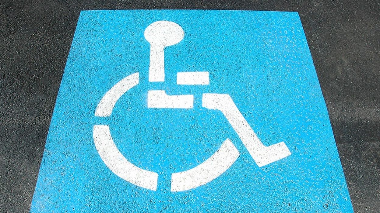 Se garer impunément sur une place "handicapé" à Mouscron ...