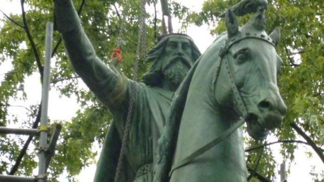 statue