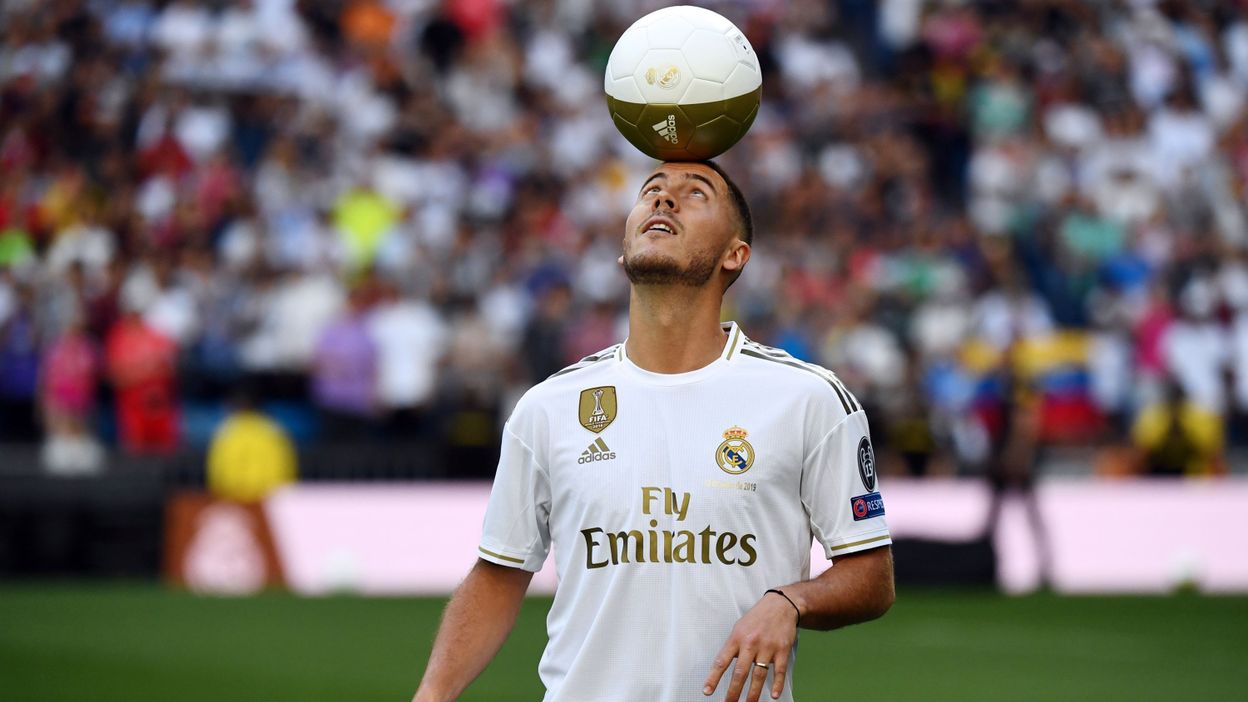 Eden Hazard Jongle Pour La Premiere Fois Sur La Pelouse Du
