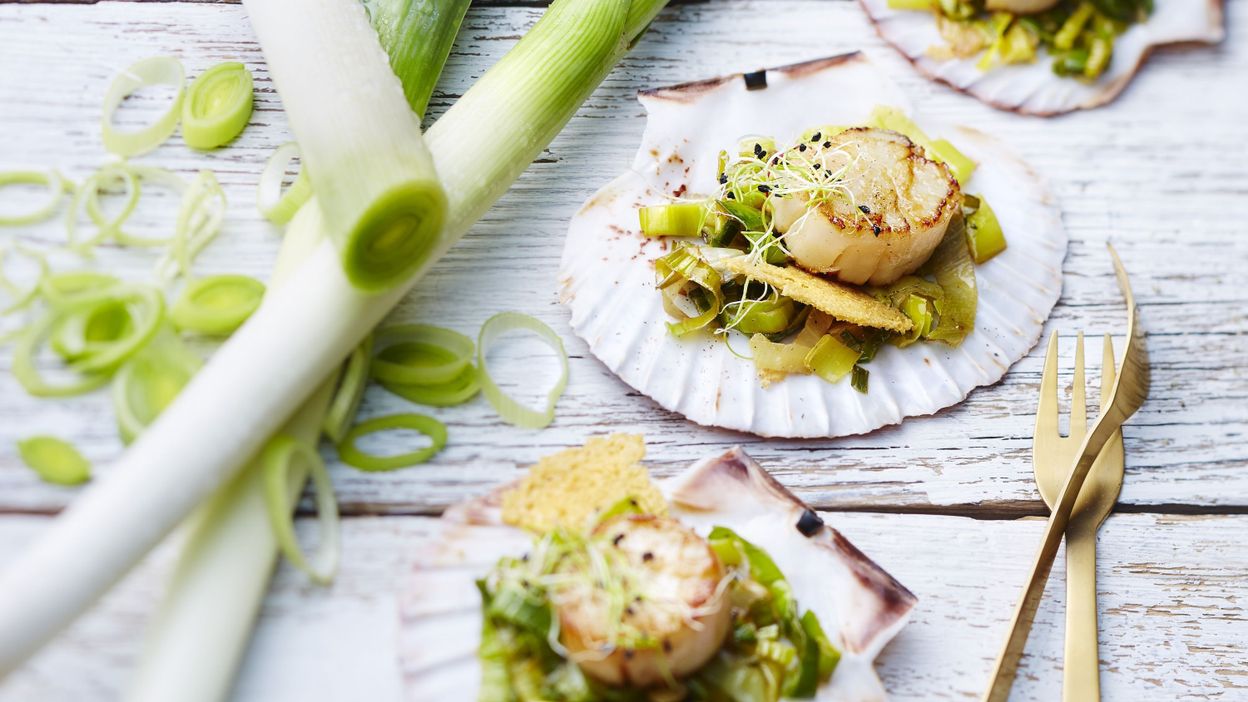 Recette : Coquilles Saint-Jacques Aux Poireaux Et Leurs Tuiles Au Parmesan