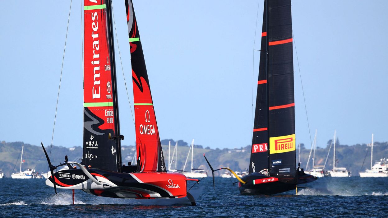 Team New Zeland and Luna Rossa continue side by side