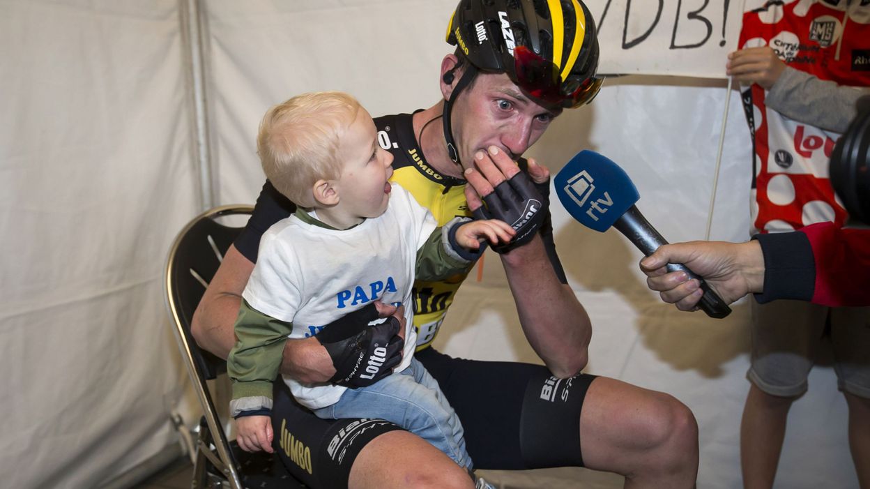 Jurgen Van den Broeck pris par l'émotion au moment de quitter le peloton