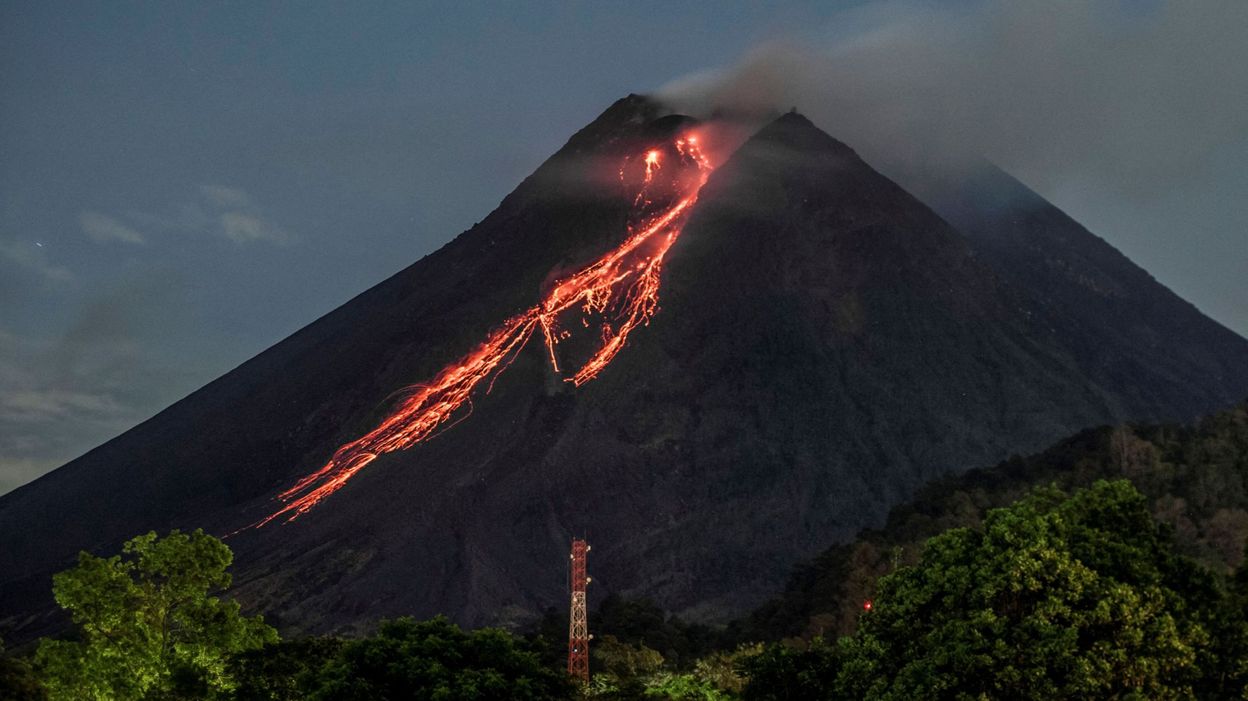 Indon sie en ruption le volcan  Merapi  crache de la lave 