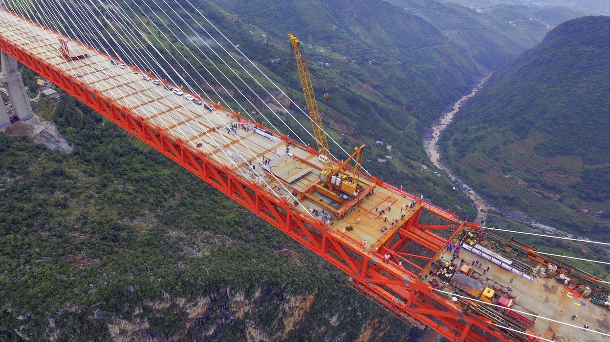 Le pont le plus haut du monde en voie d'achèvement en Chine