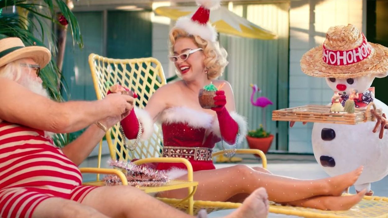 Katy Perry apparaît en Mère Noël dans son clip "Cozy Little Christmas"