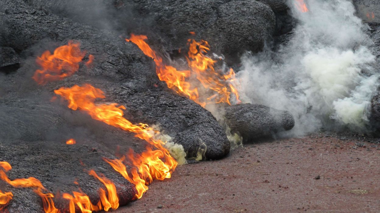 A Hawa  la lave  du volcan Kilauea br le tout sur son passage