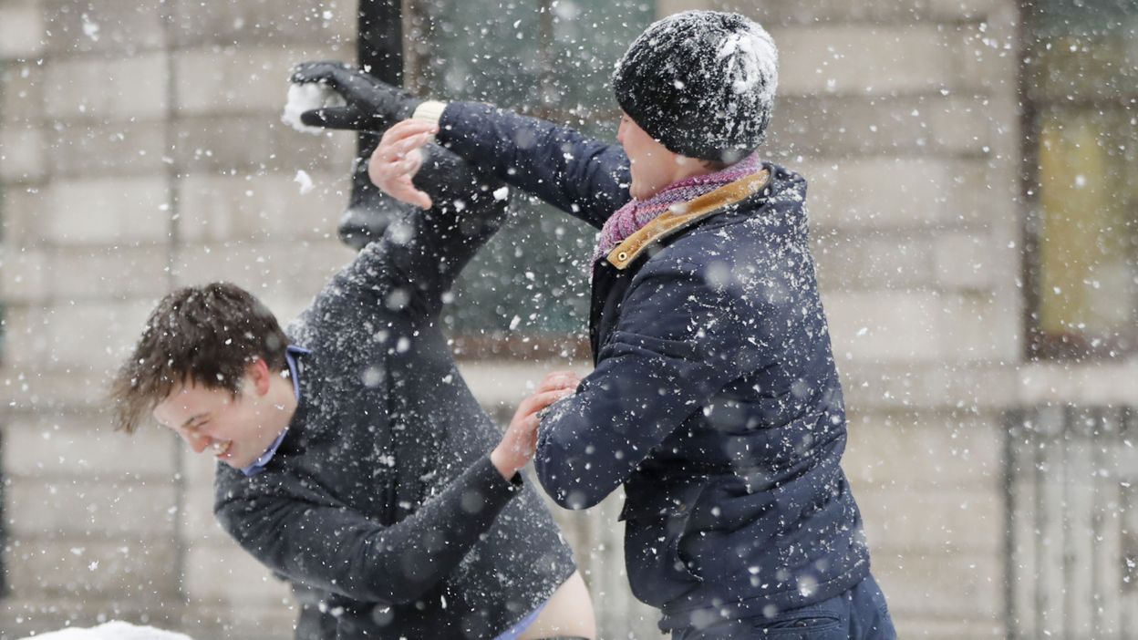 Bataille De Boule De Neige En Anglais Coronavirus en Angleterre : deux jeunes écopent d'une amende de 10.000