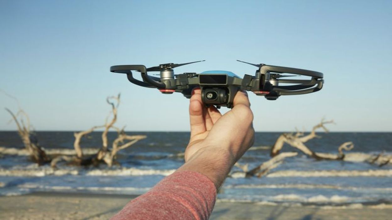 Du hightech pour l'été un drone de poche intelligent