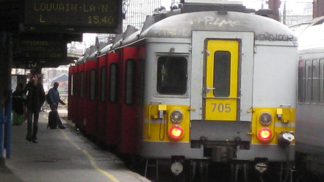 A nouveau un train qui roule avec une porte ouverte