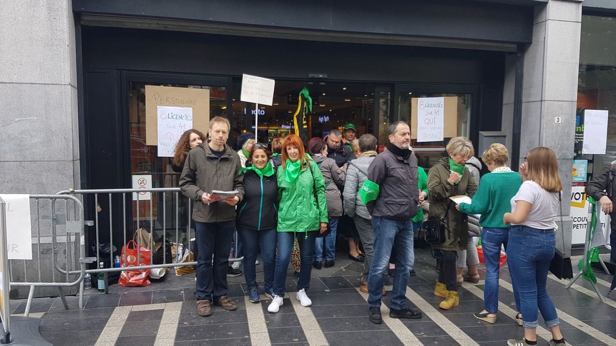 Mouvement De Grève à La Fnac Des Piquets Installés Devant 4