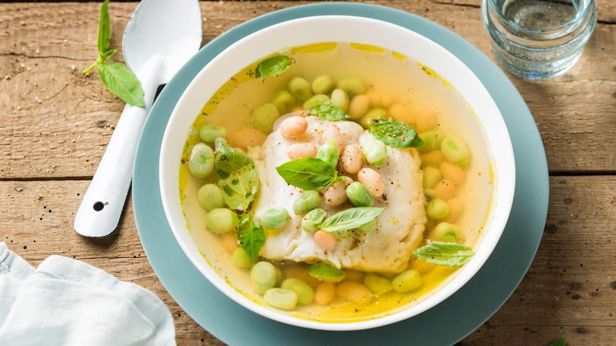 Recette Filet De Merlu Avec Peau à La Poêle Recette De Filet De Merlu Au Four 33 Recette: Filet de merlu servi dans un bouillon de volaille au citron