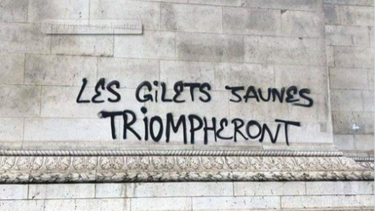 Gilets Jaunes à Paris Larc De Triomphe Tagué Et Pris Dassaut