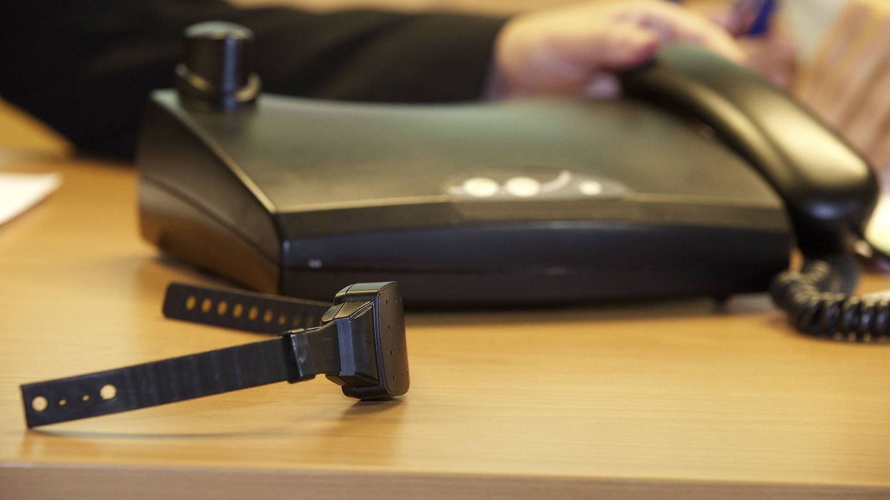 Les bracelets électroniques avec GPS peuvent désormais être utilisés