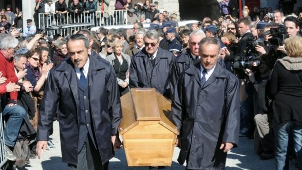 Ardèche 5000 Personnes Aux Obsèques De Jean Ferrat