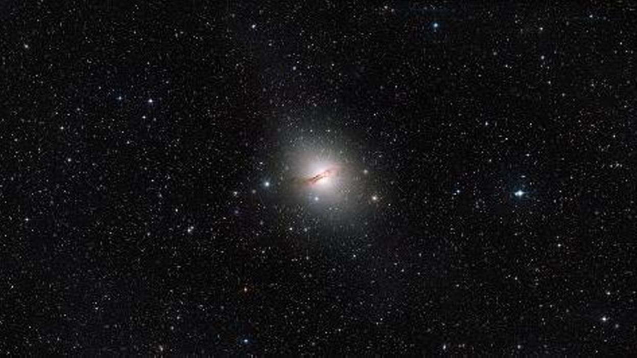 Alpha Du Centaure Perdu Dans L'espace Hubble explore la lointaine périphérie de la galaxie Alpha du Centaure
