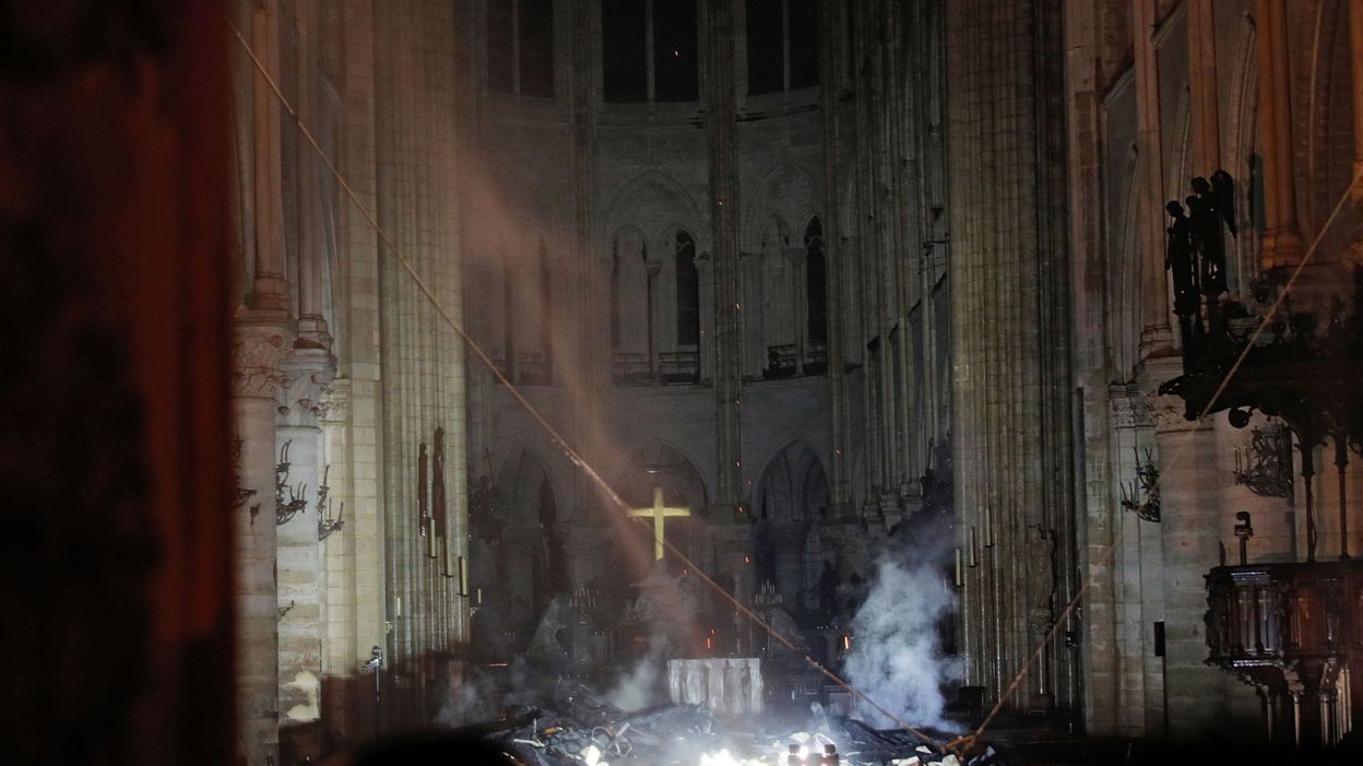 Incendie A Notre Dame De Paris Apres Des Heures De Lutte L Incendie Est Maitrise Par Les Pompiers