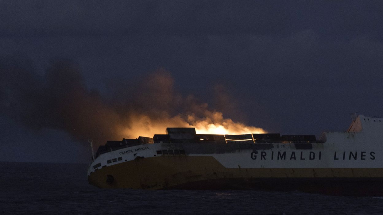 Sinking of the ship “Grande America”: a localized oil slick