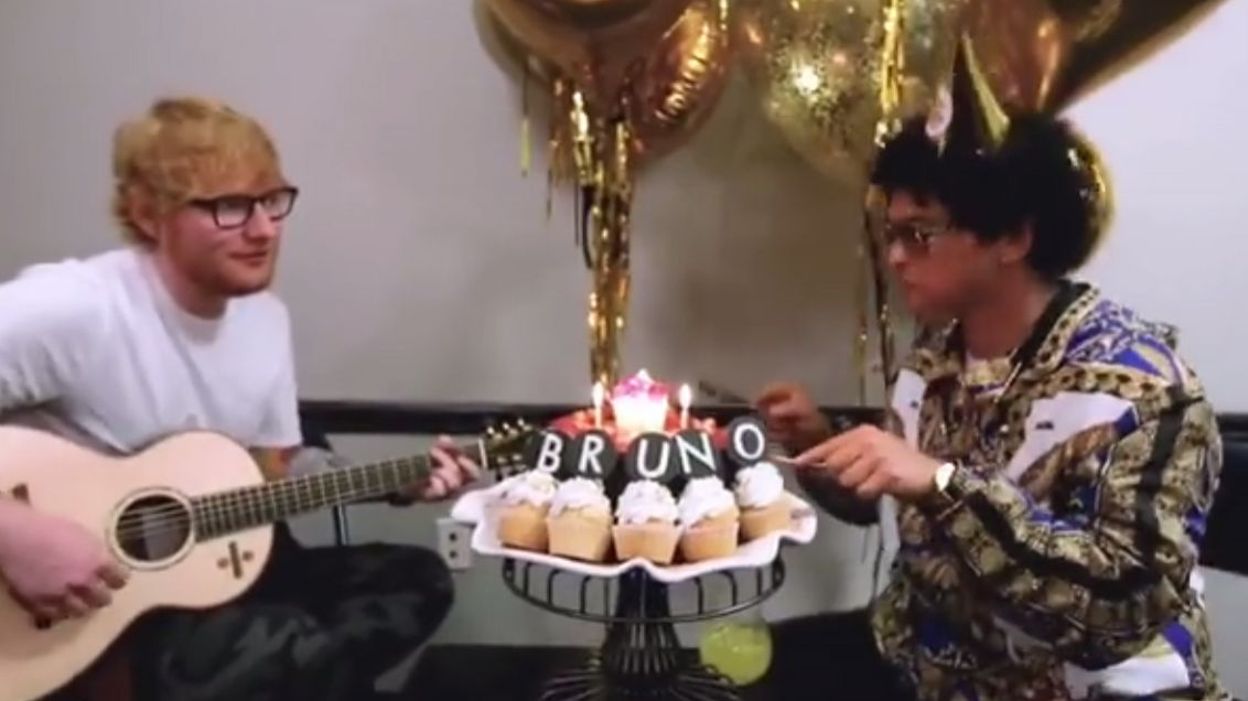 Tres Drole Ed Sheeran Chante Bon Anniversaire A Bruno Mars Pendant Qu Il Mange Son Gateau