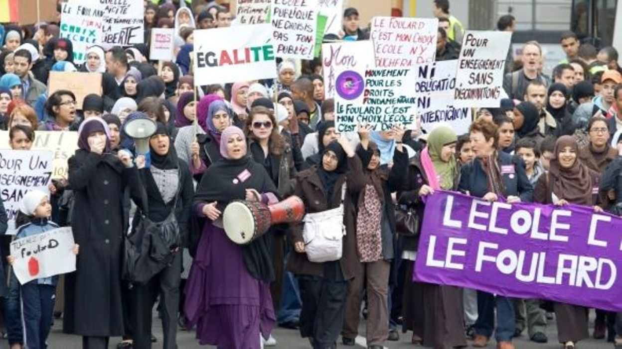 Quelque 300 manifestants contre l'interdiction du port du voile