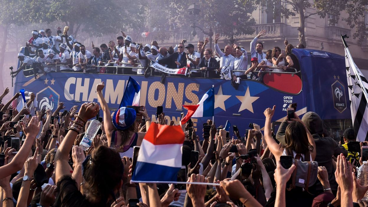 Les Bleus Champions Du Monde Célébrés Sur Les Champs-Elysées Par Une ...