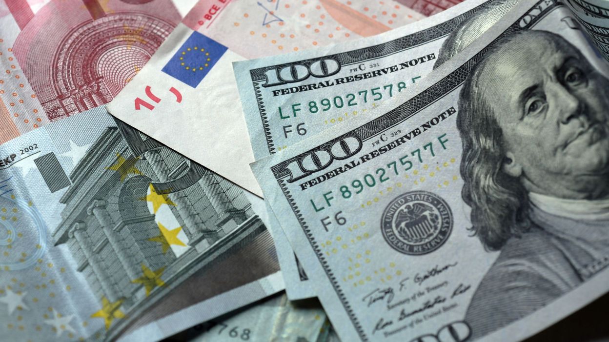 L Euro Est Il Plus Fort Que Le Dollar 2018 Dollar Poster