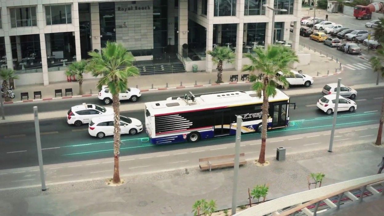 Des bus électriques vont pouvoir se recharger en roulant ...