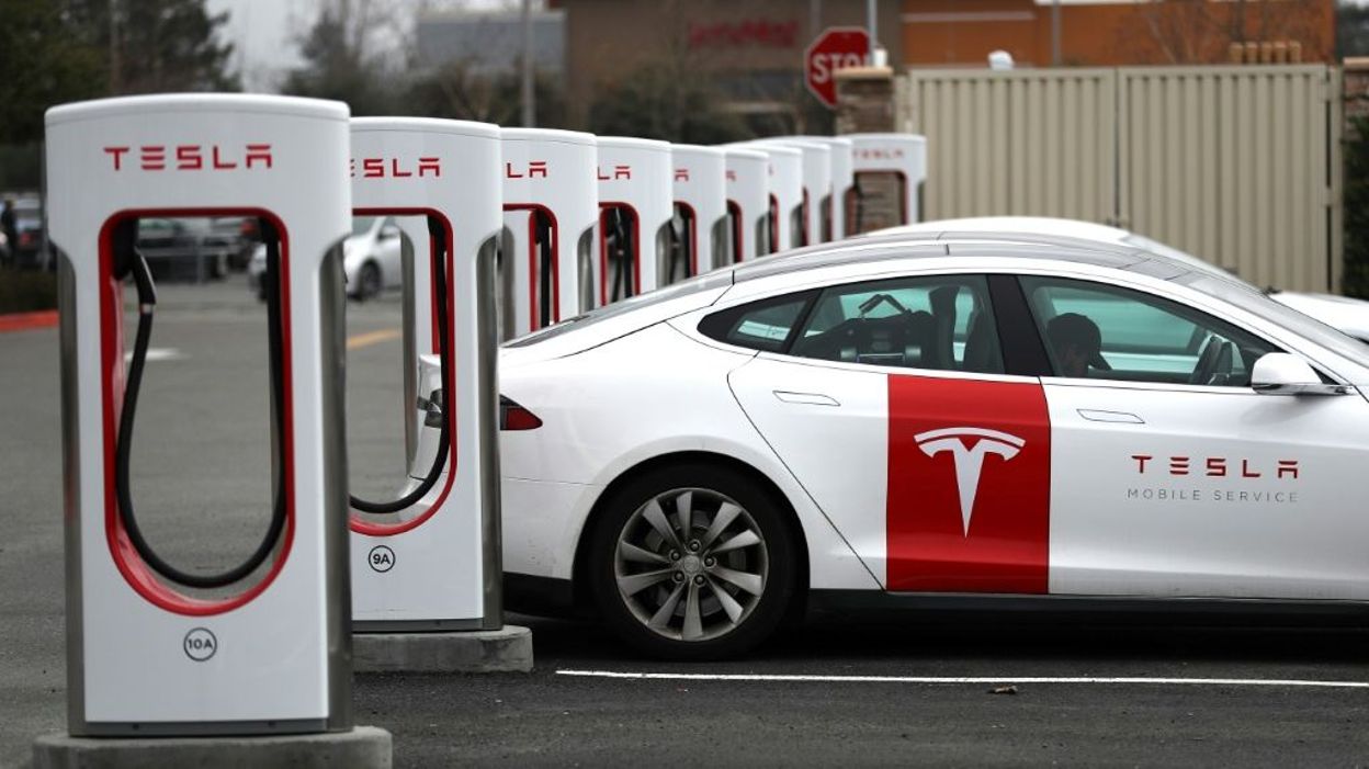 Tesla Devoile Une Model 3 Moins Chere Et Vendra Ses Voitures En Ligne