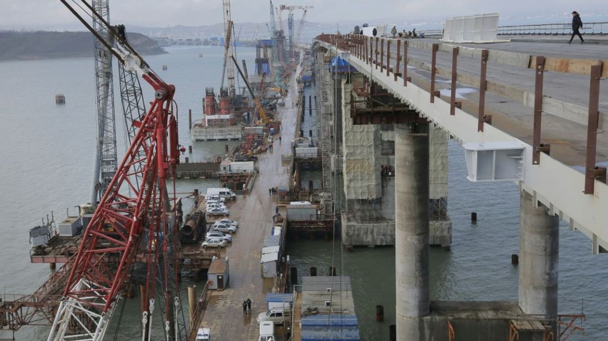 poutine traverse le nouveau pont reliant la russie  la crimee