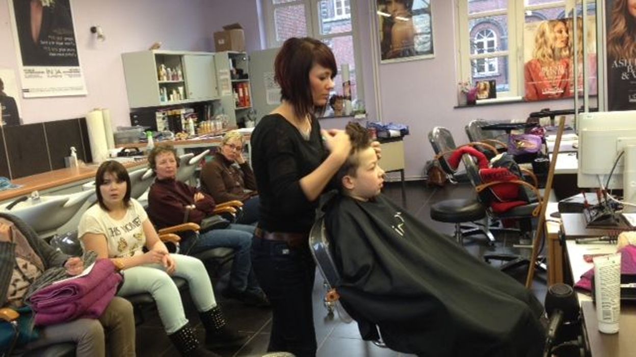 Tournai La Section Coiffure De L Ipes Brille A La Pleine Lune