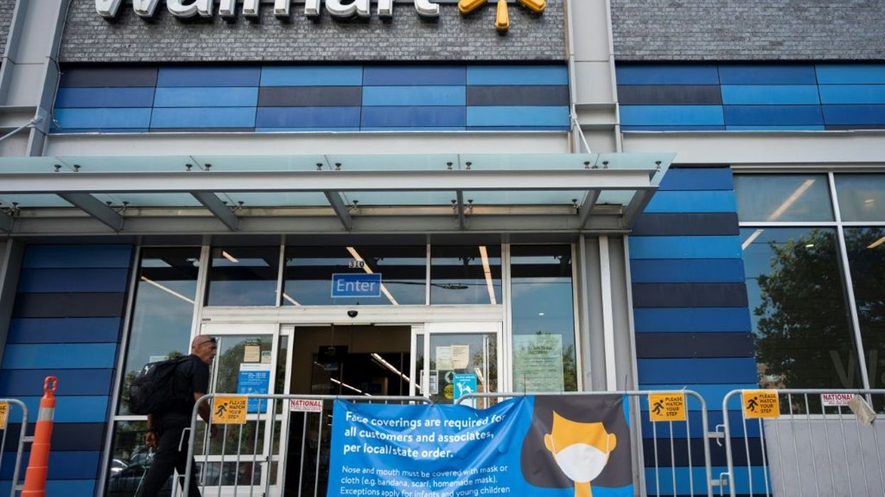 Pour les employés américains, Walmart impose de nouveau le masque, Disney exige le vaccin - Vimarsana News