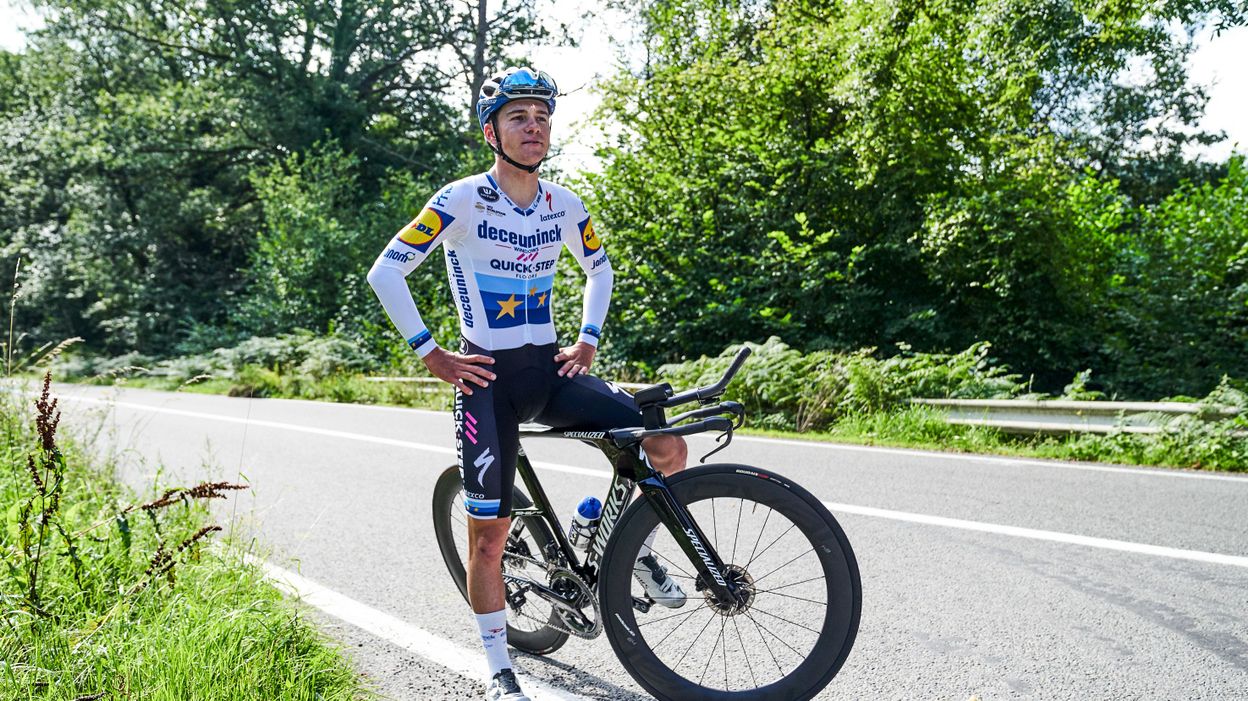 Remco Evenepoel pose fièrement avec son maillot de ...