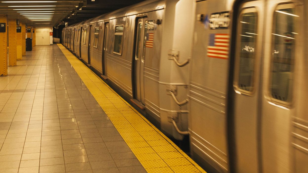 Après Bruxelles, c'est à New York qu'un homme pousse une femme sur les rails du métro mais cette fois, elle décède