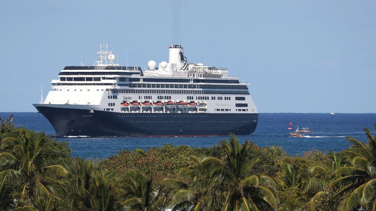 U.S. health officials recommend avoiding cruises