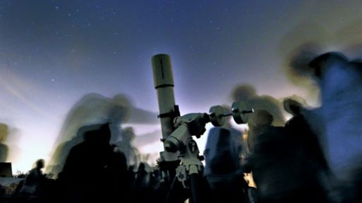 Le Ciel De Cette Nuit Illuminé Par Une Spectaculaire Pluie D