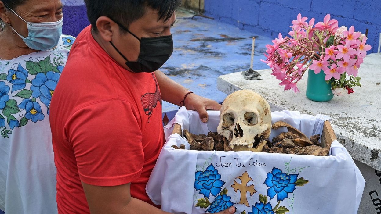En México, limpiar los huesos de los muertos por el Día de Todos los Santos