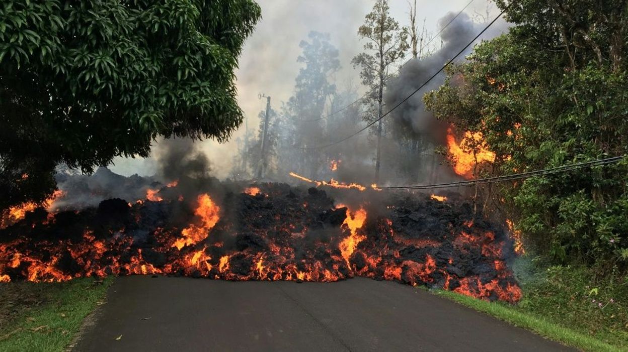Explosions volcaniques et nuage de cendres, Hawaï en alerte rouge