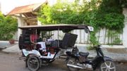 Au Cambodge : le premier tuk-tuk adapaté au monde. Au Cambodge : le premier tuk-tuk adapaté au monde.