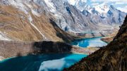 Enchaînement de "lagunas" colorées et de pics enneigés dans les Andes au Pérou Enchaînement de "lagunas" colorées et de pics enneigés dans les Andes au Pérou