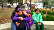 Une famille mexicaine à la sortie du centre de détention. Une famille mexicaine à la sortie du centre de détention.