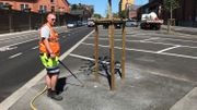 Michael prend deux heures pour arroser les 28 platanes récemment plantés sur le boulevard Mayence Michael prend deux heures pour arroser les 28 platanes récemment plantés sur le boulevard Mayence