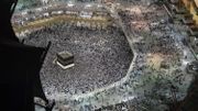 Des pÃ¨lerins autour de la Kaaba, dans la MosquÃ©e al-HarÃ¢m de La Mecque. 