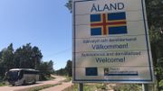 A la sortie du port, ce panneau indique au visiteur que Aland est un territoire "autonome" et "démilitarisé" A la sortie du port, ce panneau indique au visiteur que Aland est un territoire "autonome" et "démilitarisé"