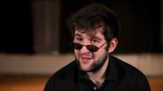 Le truc des "Anonymes" pour pouvoir rire de tout : parler vite, fort… et avec une tonne d’humour noir Le truc des "Anonymes" pour pouvoir rire de tout : parler vite, fort… et avec une tonne d’humour noir
